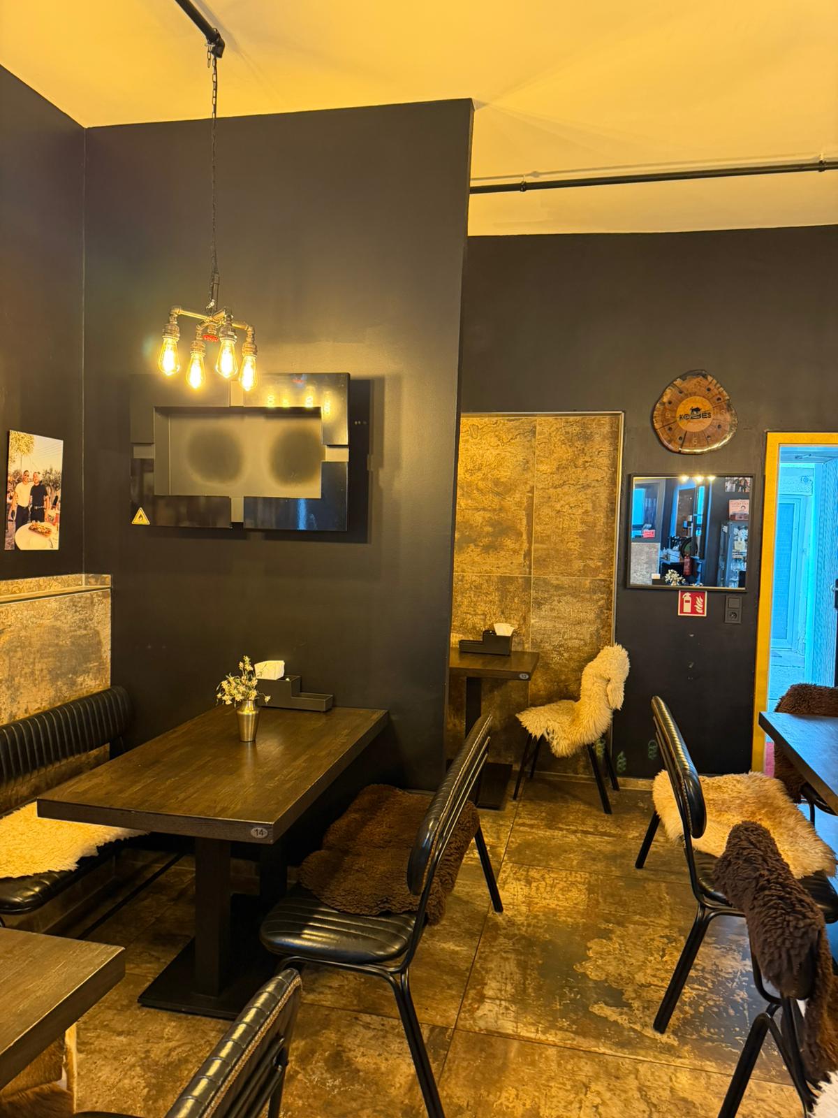 Avile dining room